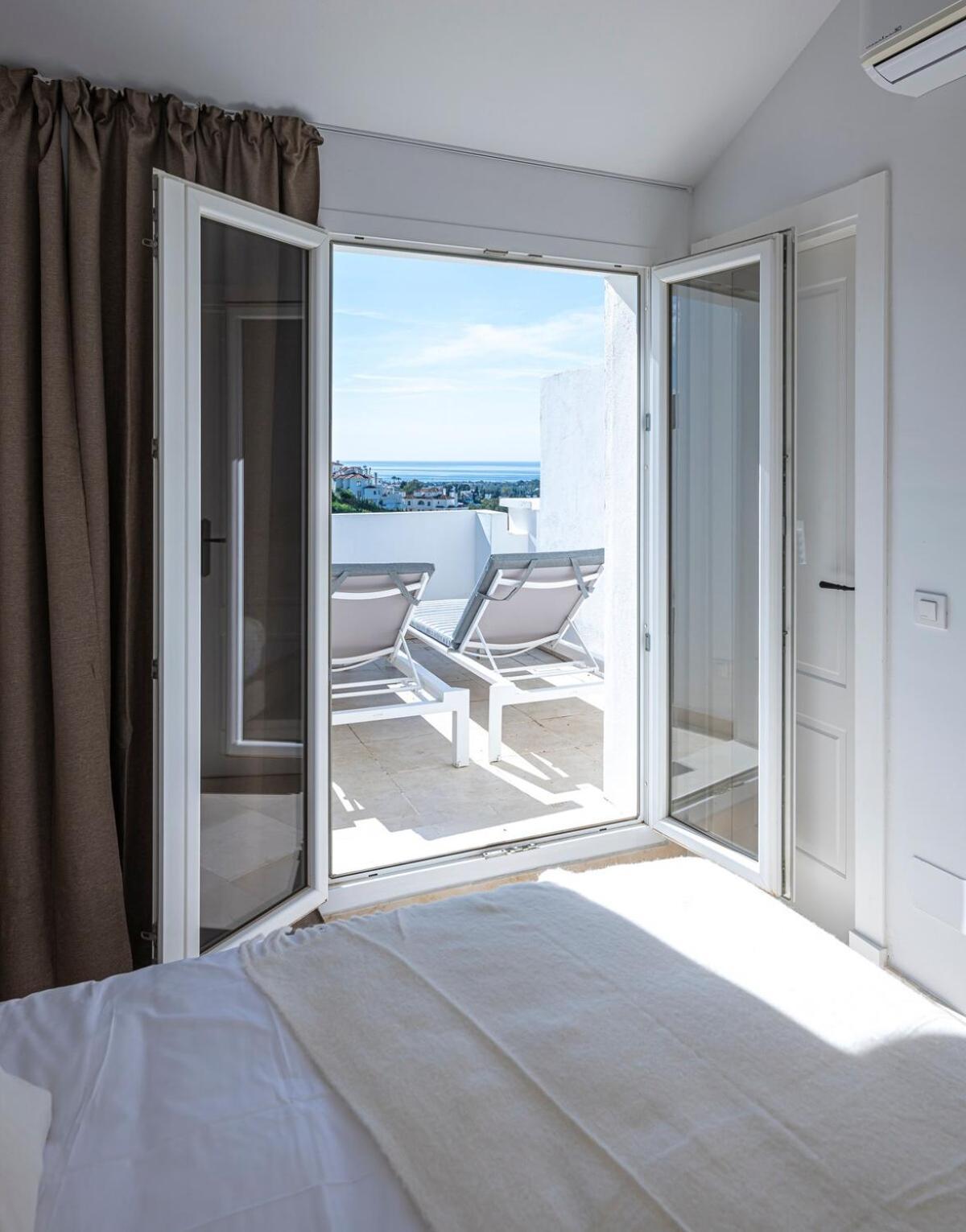 Elegant Duplex Penthouse With Sea And Mountain Views